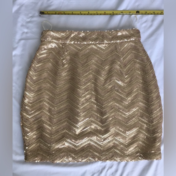 Gorgeous EUC Tobi fully sequined soft gold fully lined miniskirt. - Picture 2 of 7